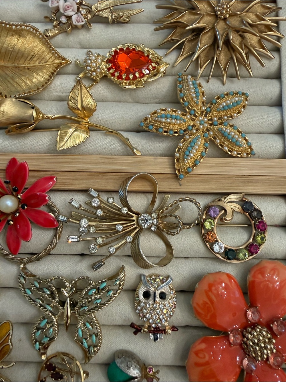 Vintage assorted brooches signed Monet Sarah - Picture 2 of 3